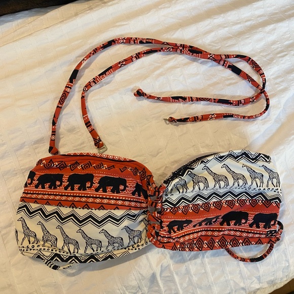 Cover ups and bathing suits - Picture 6 of 10